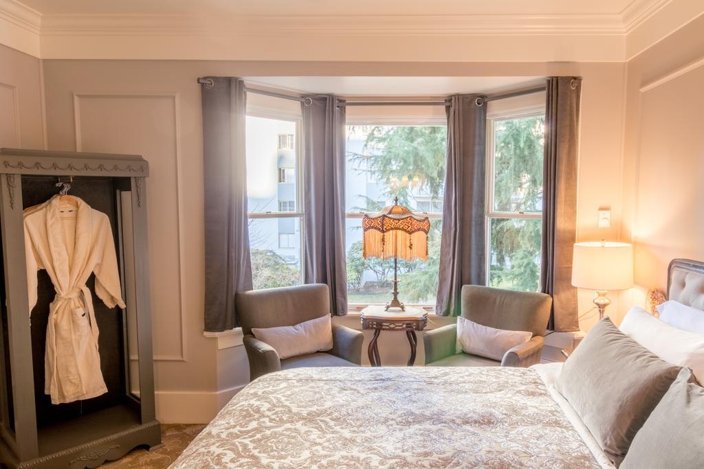 Bed & Breakfast West End 4*