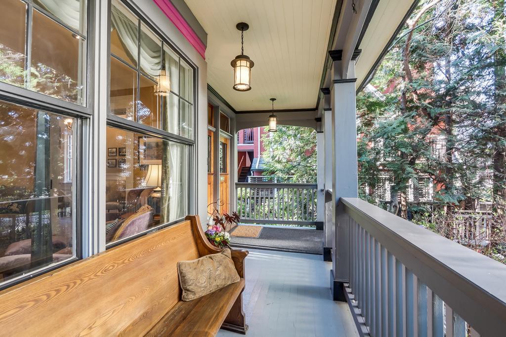 Bed & Breakfast West End 4*